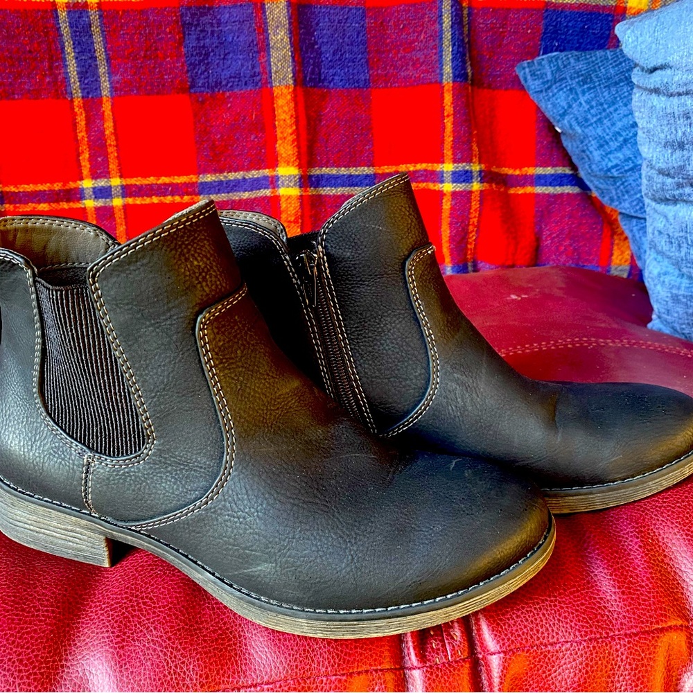 Woman’s size 9 black ankle bootie.